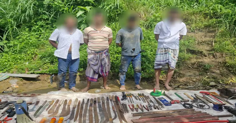 আটককৃত চার আসামি ও জব্দ করা অস্ত্র-গোলাবারুদ